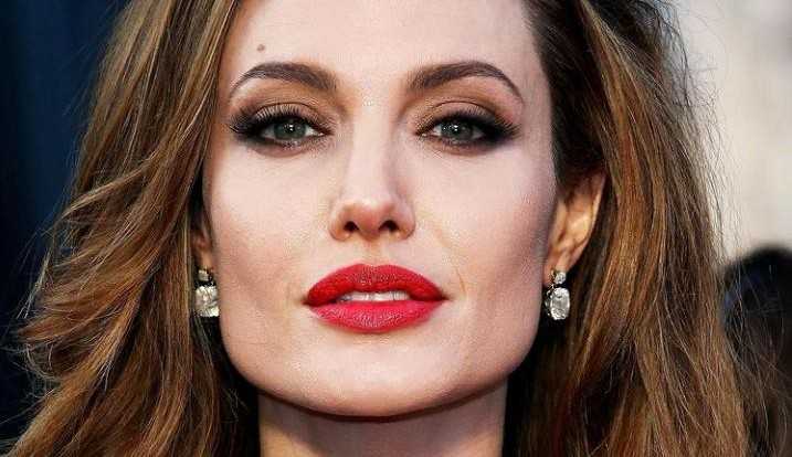 Angelina Jolie faz vídeo alertando mulheres sobre violência doméstica durante festas de fim de ano