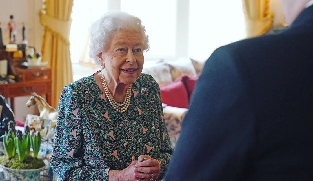 Jornal publica fake news sobre morte da Rainha Elizabeth e assusta internautas