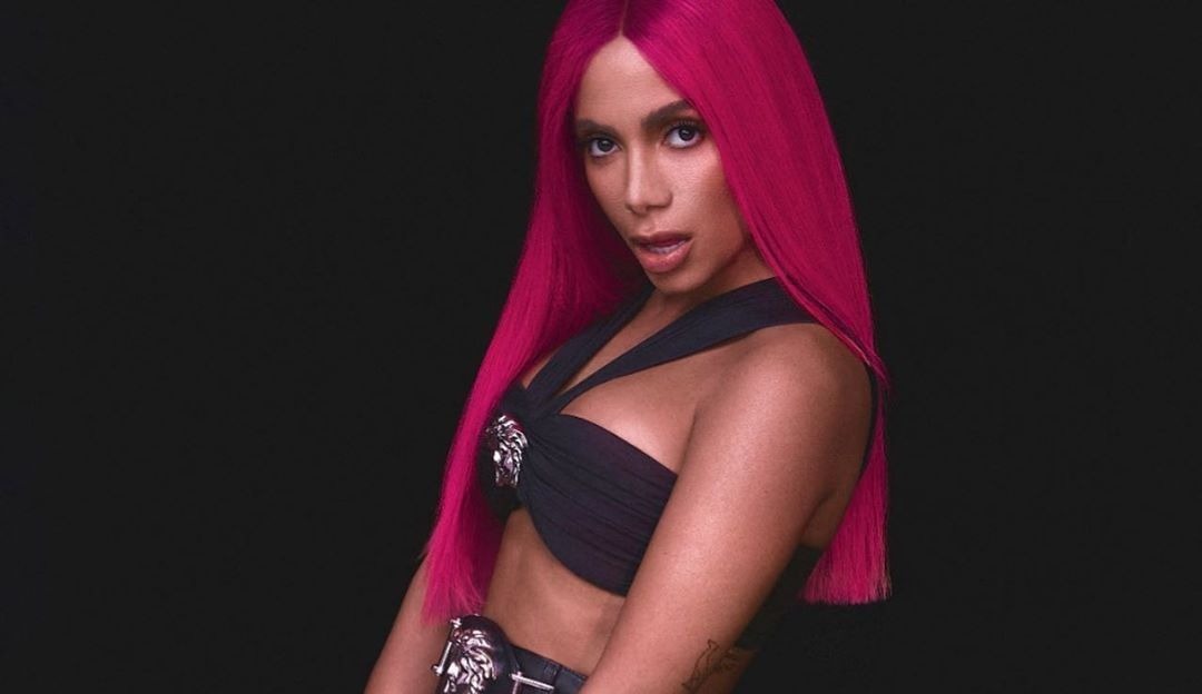 Anitta estreia como gamer, bate recorde e dá detalhe de sua viagem pela Europa