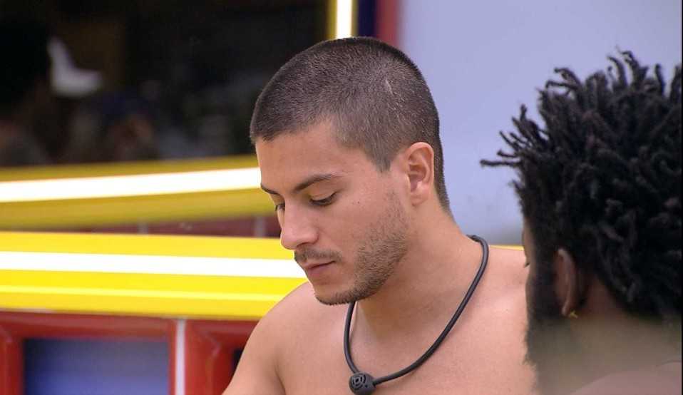 BBB22: Arthur Aguiar reflete sobre ausência no convívio com a família