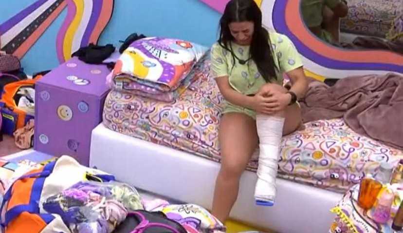 BBB 22: Sister machuca pé durante festa do BBB e é atendida por médico no confessionário