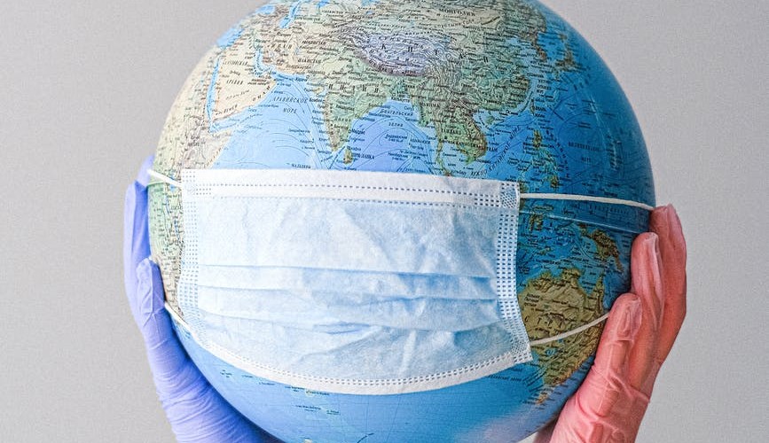 Ministro da saúde considera mudar a classificação do Covid-19 para endemia, especialistas discordam