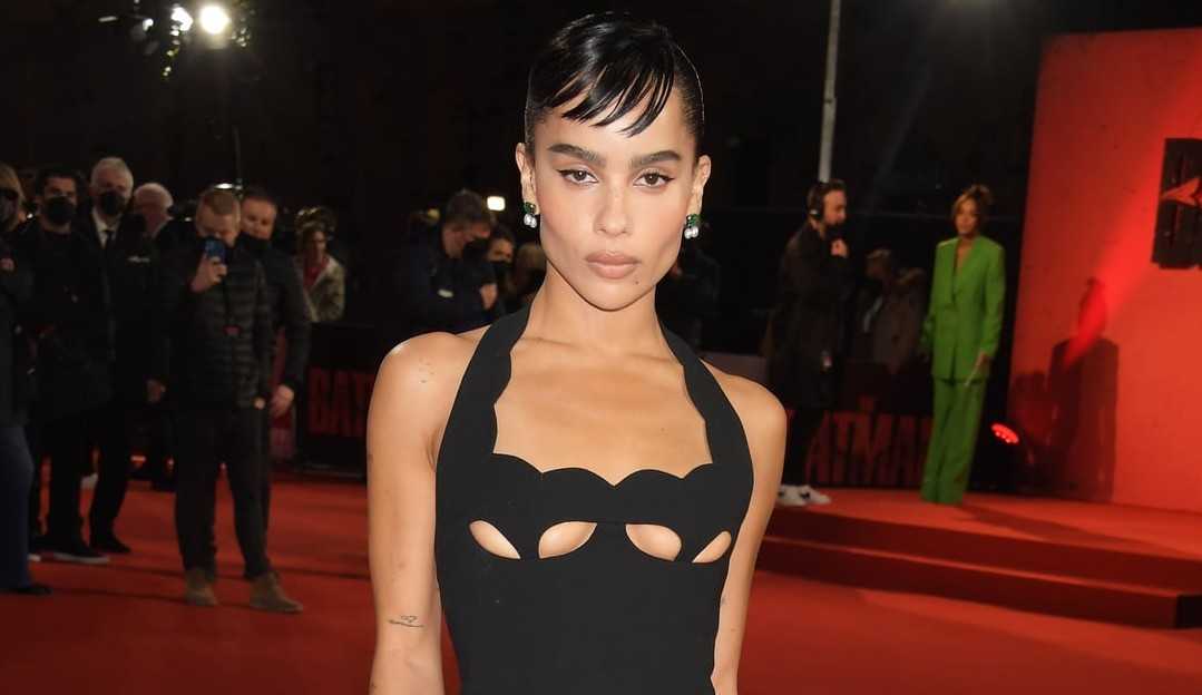 Zoe Kravitz rouba a cena no tapete vermelho com vestido Saint Laurent