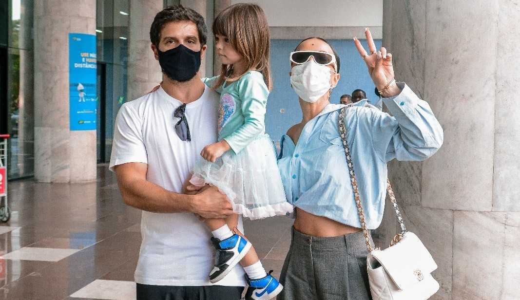 Sabrina Sato e Duda Nagle chegam brincando com Zoe no aeroporto do Rio