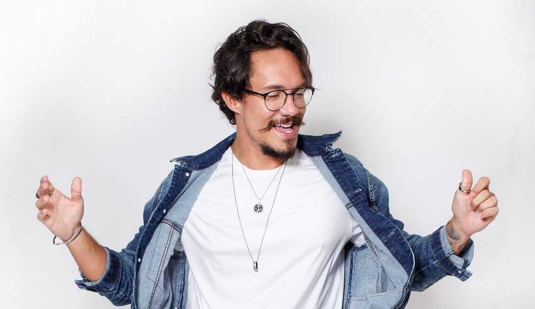 Gustavo critica postura de Eliezer no edredom com Naty