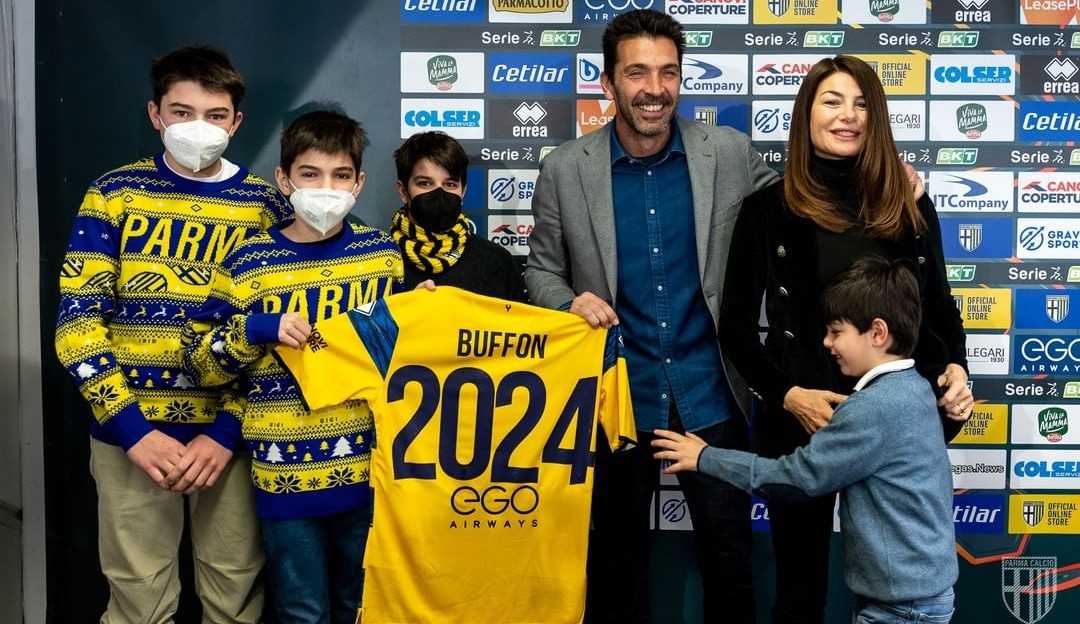 Buffon renova com Parma e vai jogar até os 46 anos