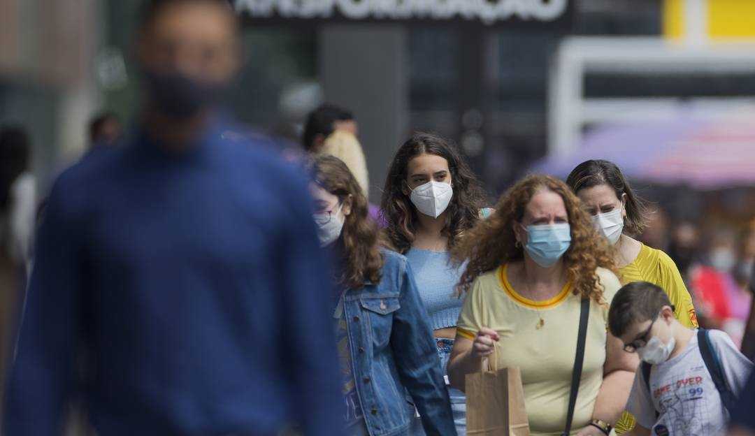 Média móvel de óbitos por Covid-19 no Brasil cai a 690 e apresenta queda nos números da pandemia