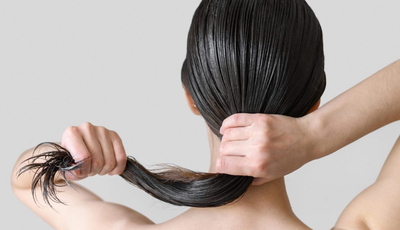 Pré-poo: conheça a técnica auxilia a tratar e prevenir danos capilares