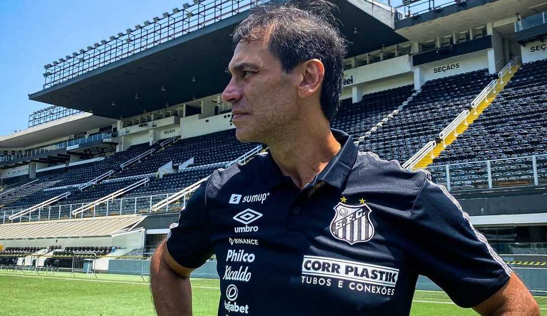 Após chegada de Fabián Bustos, Santos foca em reforçar o elenco