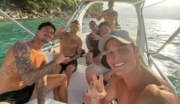 Separado de Yasmin Brunet, o surfista Gabriel Medina curte a vida com seus amigos