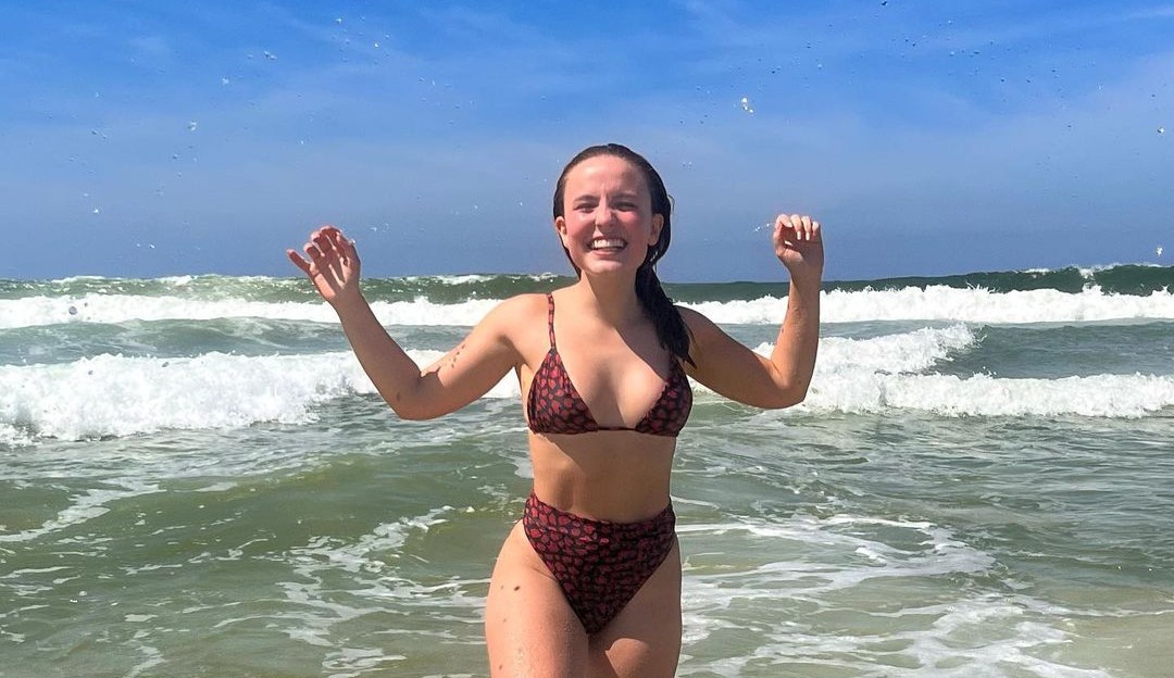 Após futevôlei Larissa Manoela curte praia com amigos