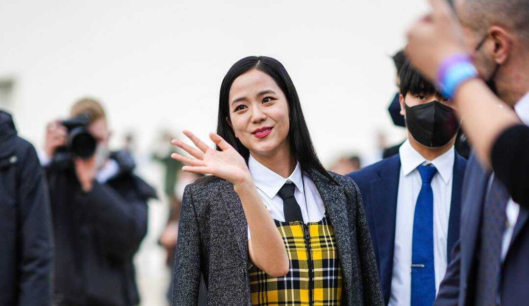 Jisoo do Blackpink se inspira no visual de filme em desfile da Dior