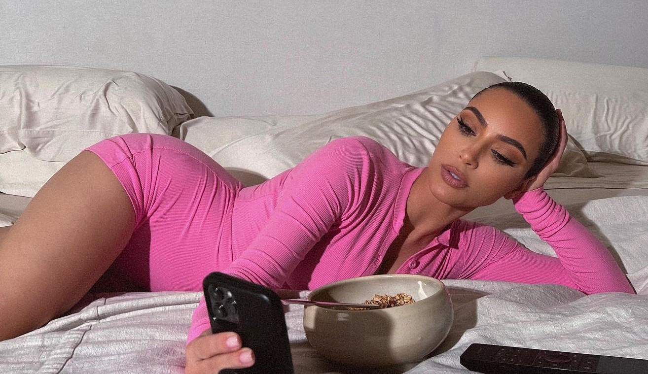 Kim Kardashian comemora divórcio e faz poses sensuais enquanto devora cereais na cama
