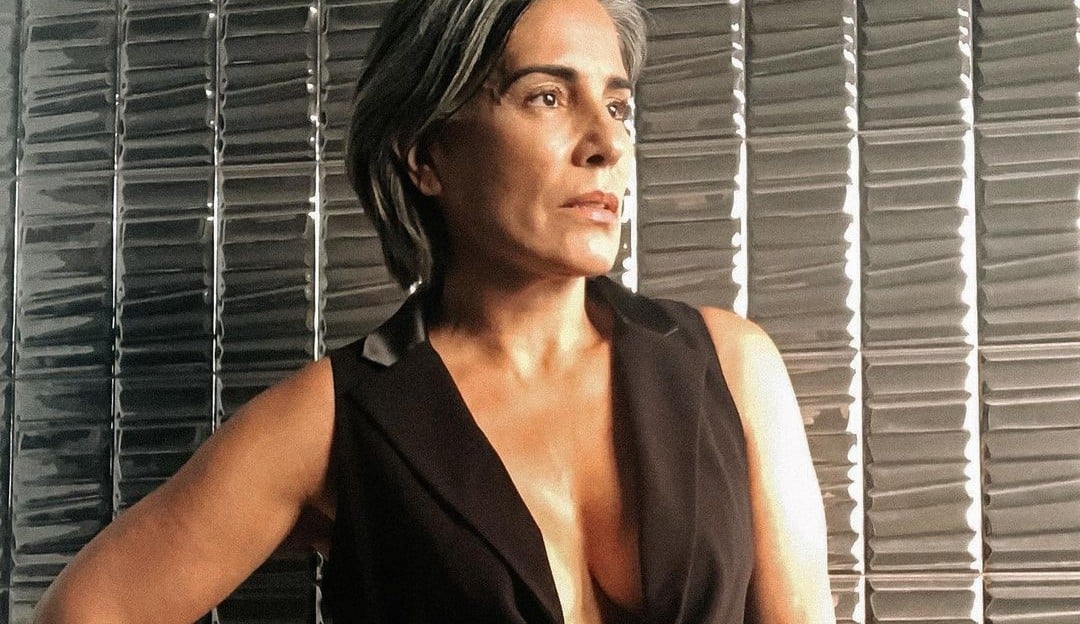 Gloria Pires anima seus fãs ao postar foto com decote poderoso