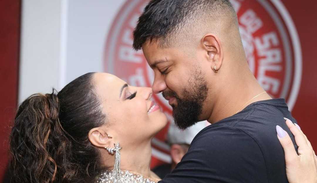 Grávida, Viviane Araújo posa ao lado do marido no aniversário dos 69 anos do Salgueiro