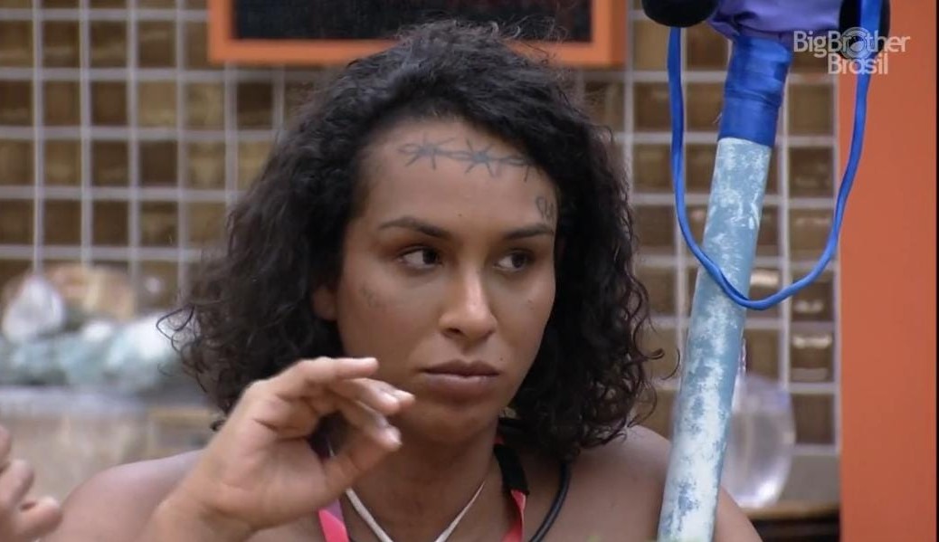 Linn da Quebrada avisa que não quer saber quem vai votar nela: ‘Sou contra aviso prévio pra voto’