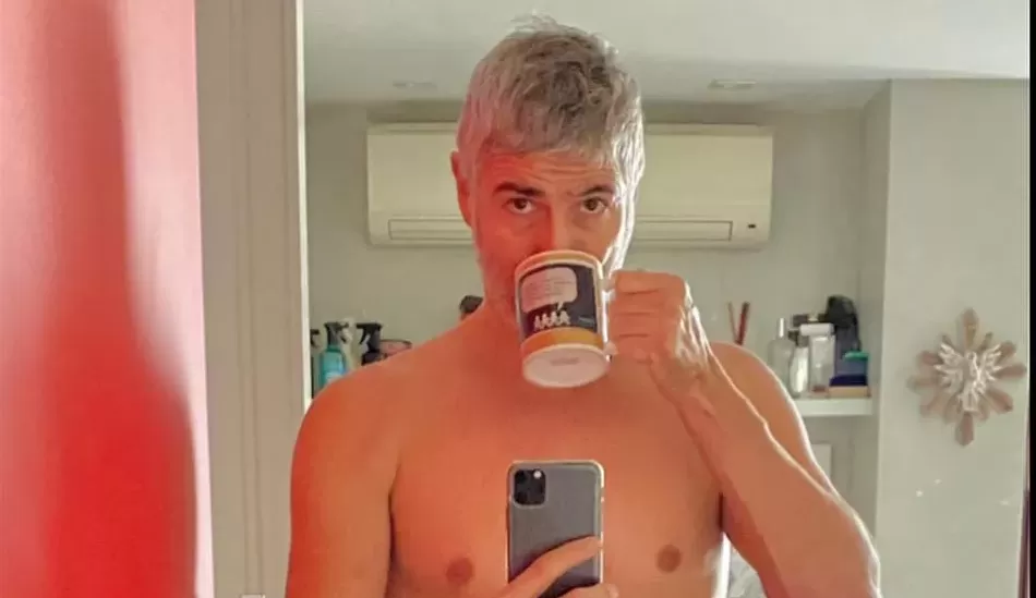 Reynaldo Gianecchine, faz foto simples e chama atenção com sua boa aparência.