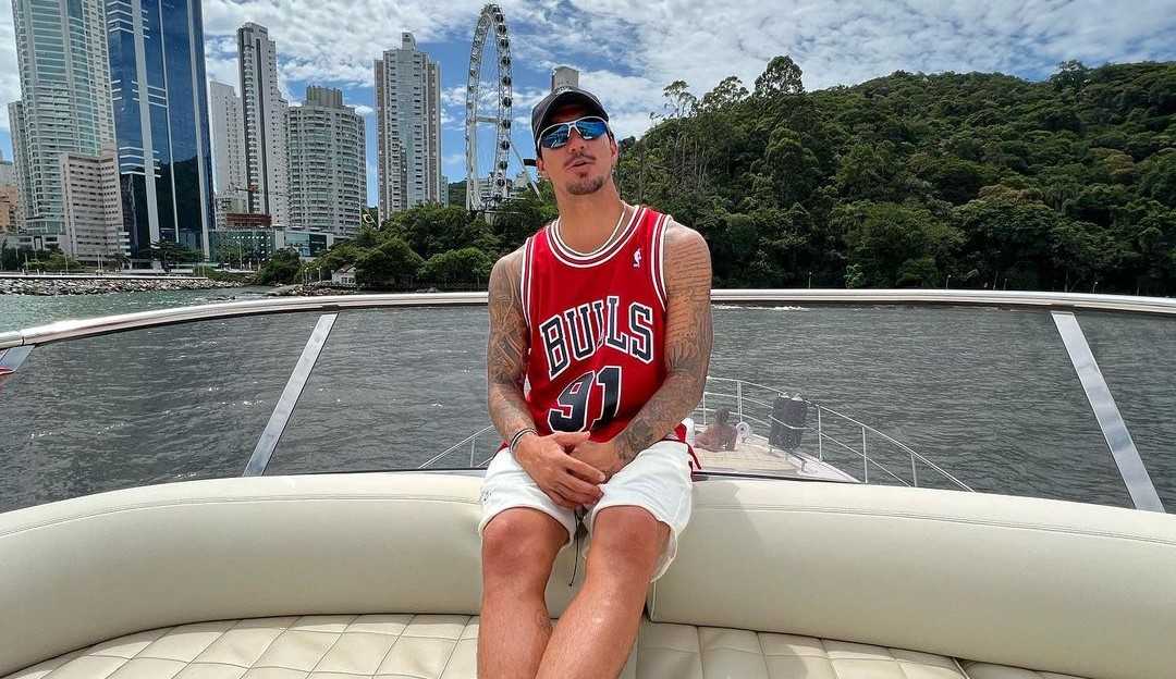 Gabriel Medina aparece curtindo passeio de lancha em Balneário Camboriú