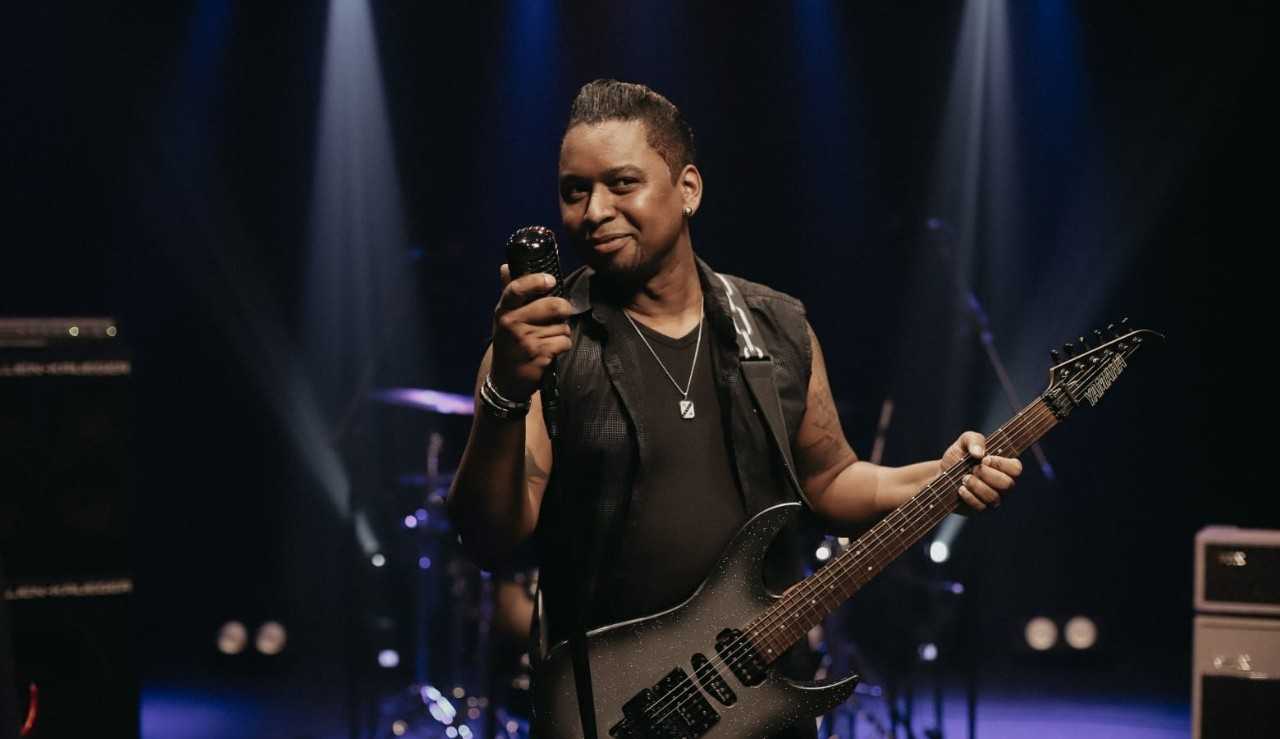 Cantor Romisson promete novo lançamento que irá revolucionar o pop rock nacional