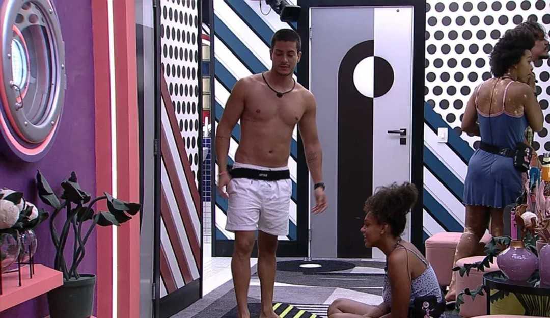 BBB22 : Arthur Aguiar pede desculpas a Natália por causa de Emoji