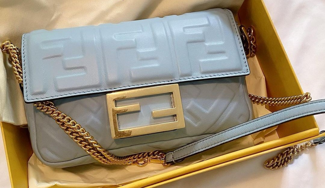 Bolsa Baguette da Fendi: descubra a história do acessório icônico dos anos 2000