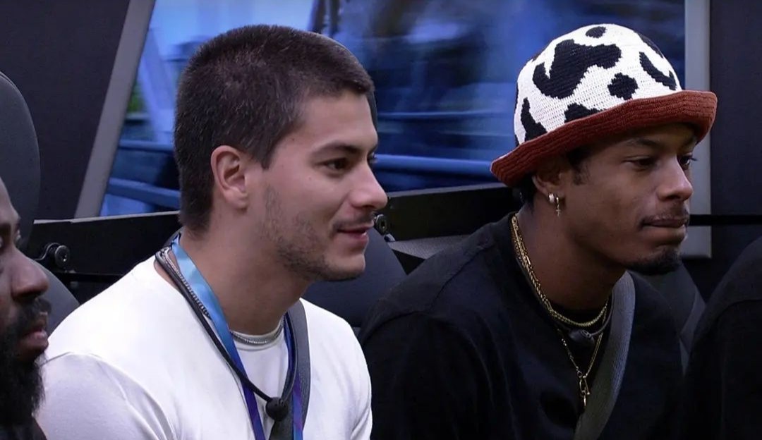 Arthur conversa sobre seu casamento com os convidados no almoço do anjo