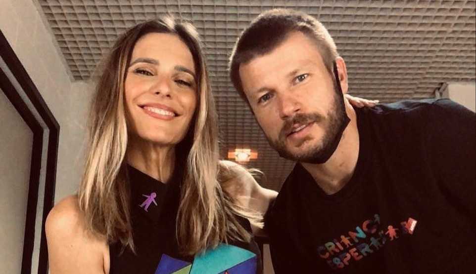 Rodrigo Hilbert recorda foto antiga com Fernanda Lima