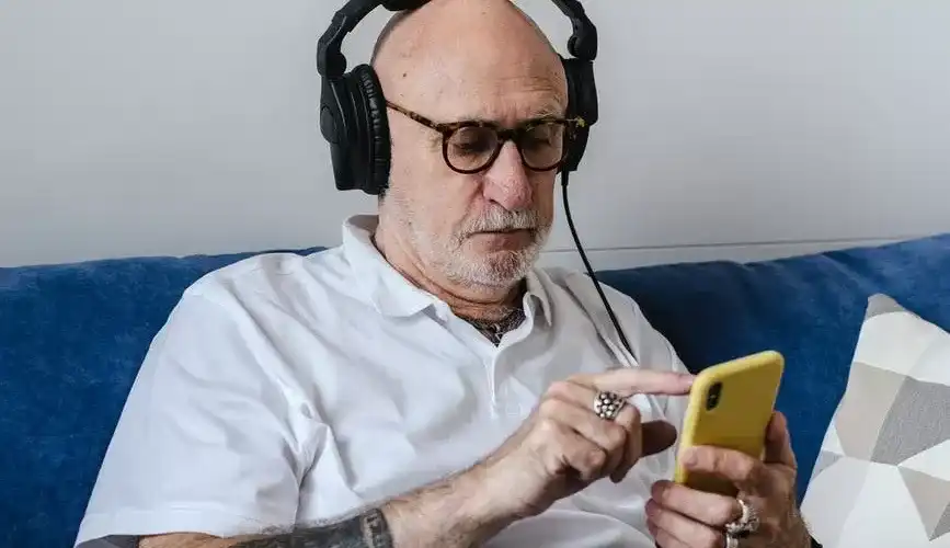 Ficar muito tempo frente na TV e ser sedentário, afeta o sono dos idosos