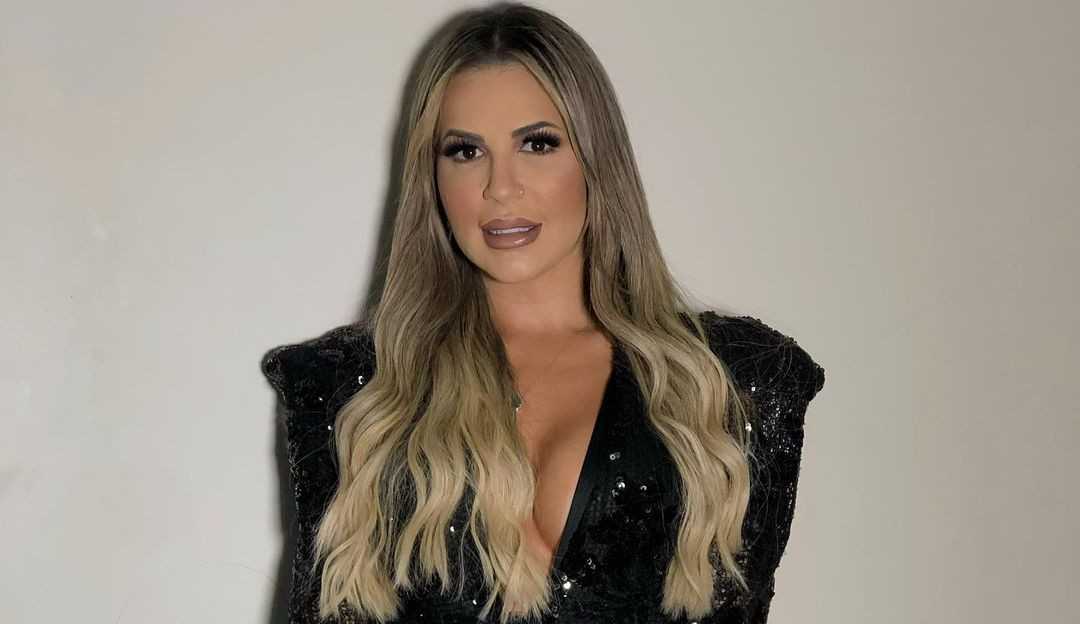 Deolane e sua família são ridicularizados pelos vizinhos em grupo de Whatsapp