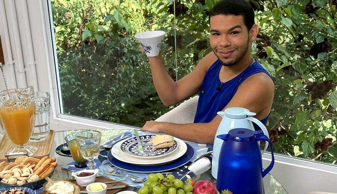 BBB22: No Café com Eliminado, Vyni comenta sobre a sua amizade com Eliezer: “/Era simplesmente uma grande amizade”/