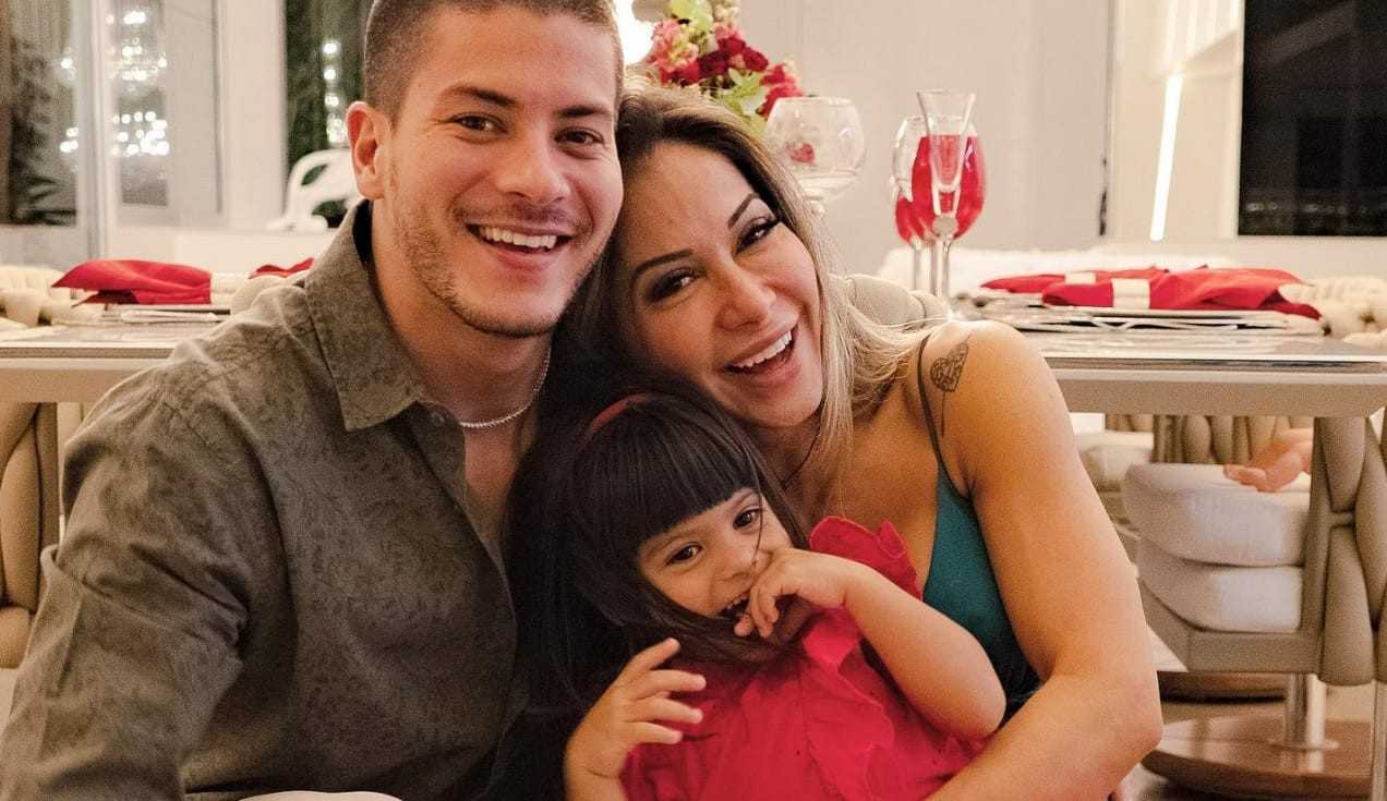 Maíra Cardi defende Arthur Aguiar de ataques na internet
