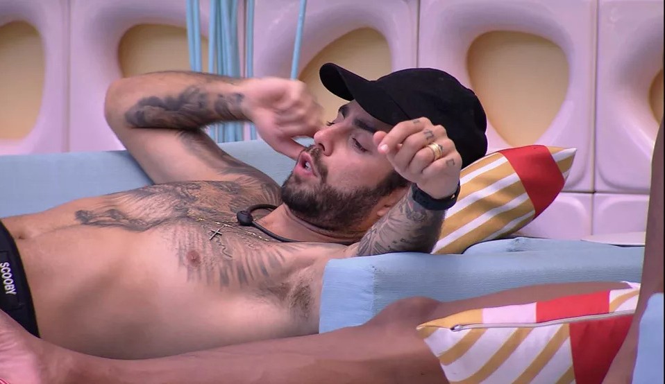 BBB22: Pedro Scooby reclama sobre sua a capacidade memorizar as coisas no programa