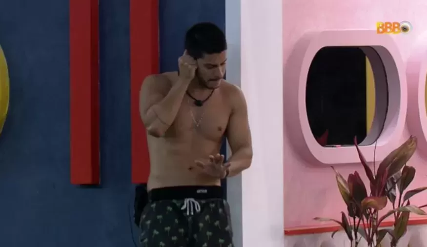 BBB22: Arthur Aguiar refaz cena de Jade Picon atendendo Big Fone