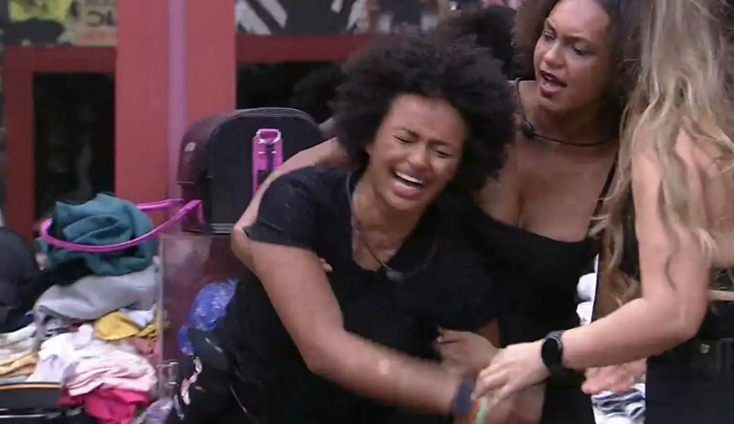 BBB22: Natália tem surto de ciúmes e briga com Lina