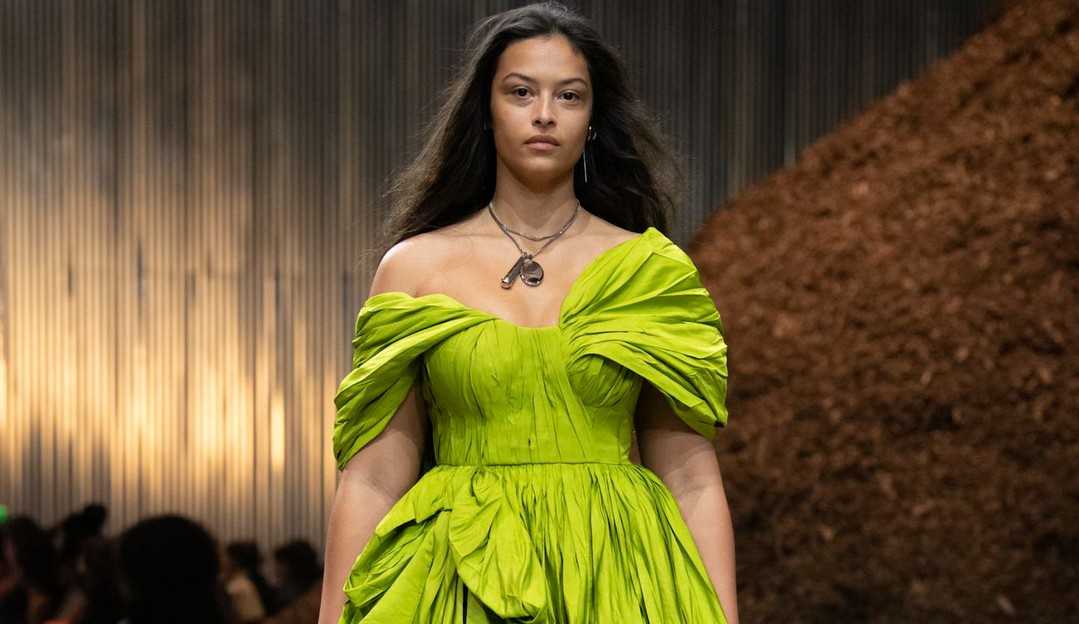 Alexander McQueen apresenta coleção ‘Mycelium’