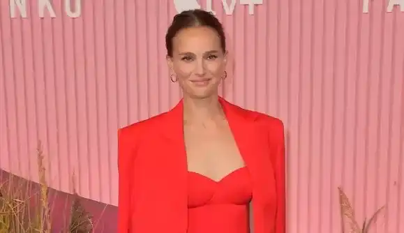Natalie Portman usa look “/Woman In Red”/ em estréia de série “/Pachinko”/