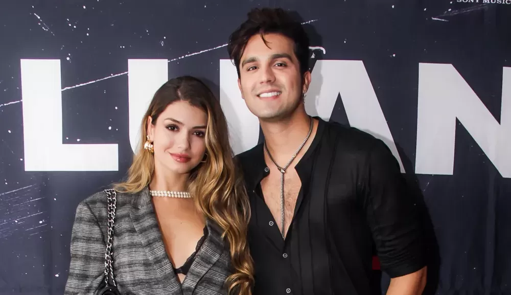 Luan Santana troca carinhos com sua namorada no seu show