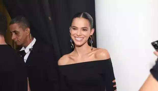 Bruna Marquezine marca presença em festa de Carol Sampaio com macacão arrasador