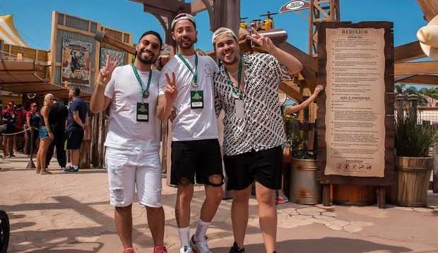 Gil do Vigor se diverte em atrações do Beto Carrero na companhia de influenciadores