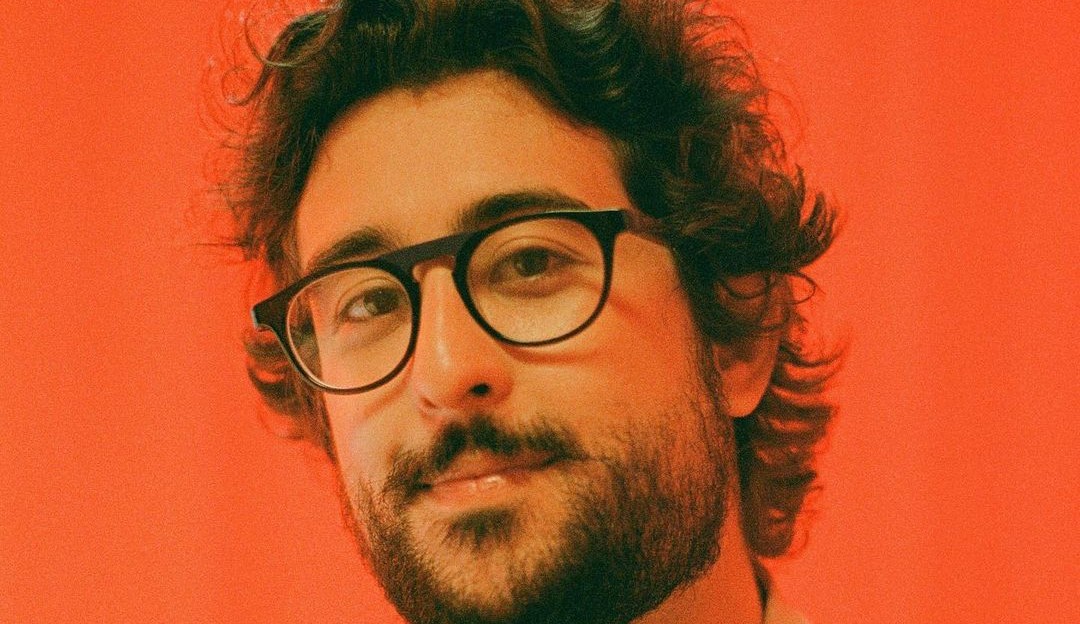 Zeeba lança “/Tudo ao contrário”/, primeiro álbum em português do artista