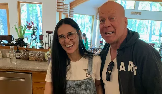 Demi Moore posta foto com ex-marido Bruce Willis: ‘Obrigada pela nossa família misturada”/