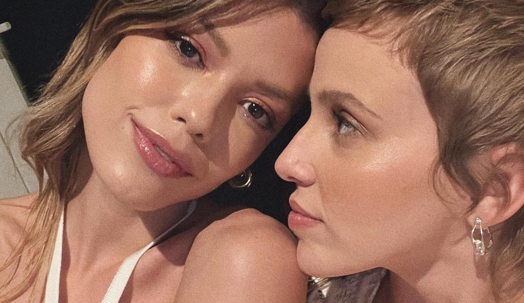 A atriz Vitória Strada fala sobre sua noiva: “/Marcella foi a primeira mulher que beijei na boca”/