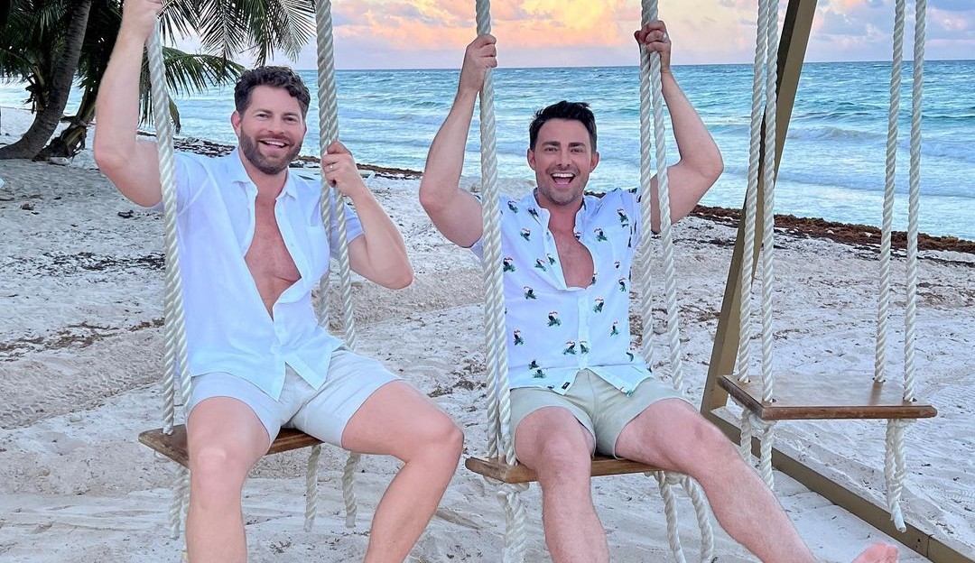 Galã de “/Meninas Malvadas”/ se casa com namorado em cerimônia à beira-mar