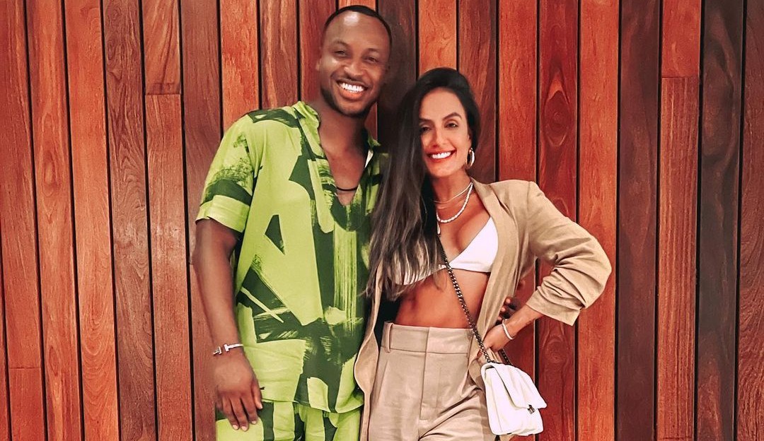 Thiaguinho faz declaração apaixonada para Carol Pexinho: “/Amo Tu”/