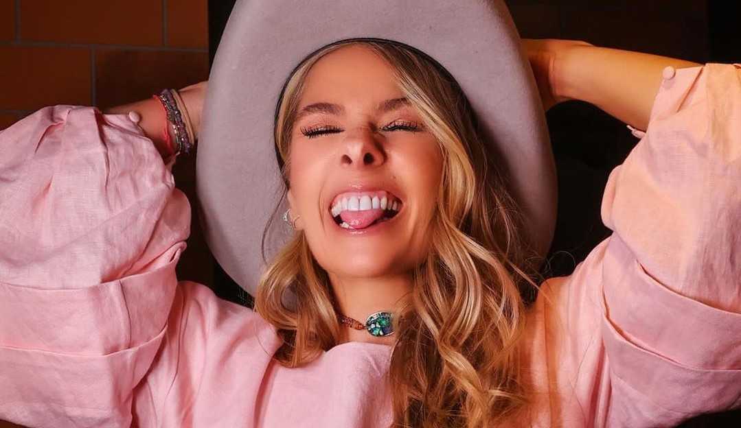 Adriane Galisteu abre baú de fotos antigas e mostra quando conheceu Ayrton Senna