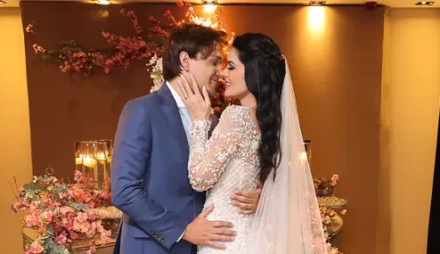 Natália Guimarães e cantor Leandro do KLB se casam em cerimônia intimista