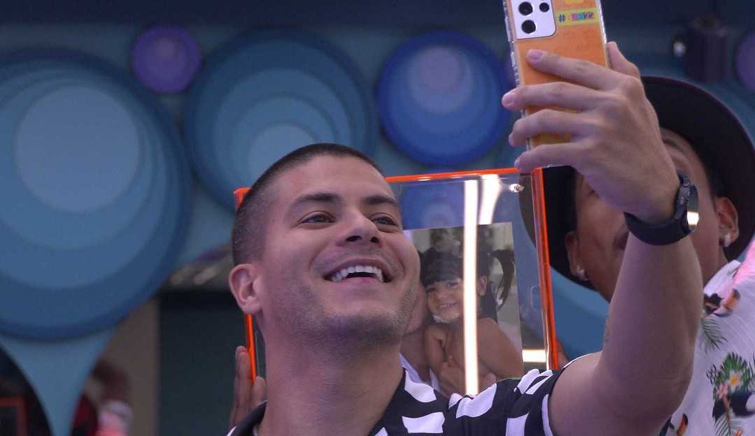 BBB22: Em live do Líder, Arthur admite erros no jogo e sente saudades da família