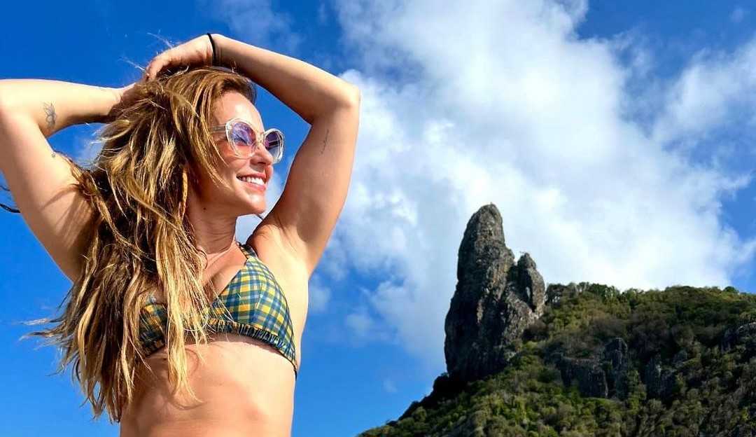 Paolla Oliveira exibe fotos em Fernando de Noronha: “/TBT no paraíso”/