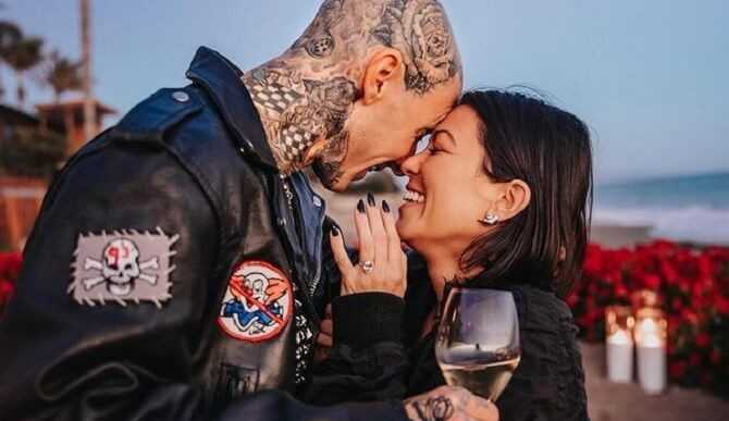 Kourtney Kardashian adia data do casamento com Travis Barker