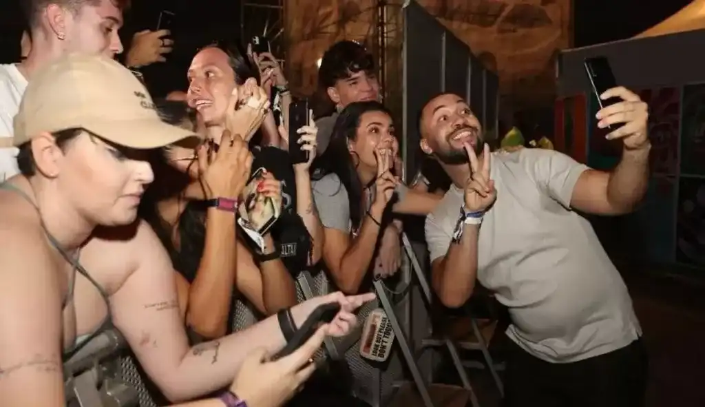 Famosos curtem o primeiro dia do festival LollaPalooza